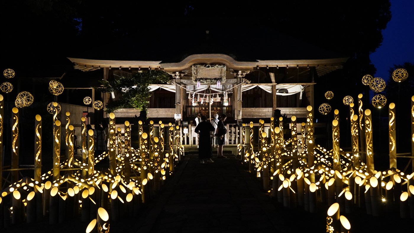 甲神社境内を照らす竹あかり