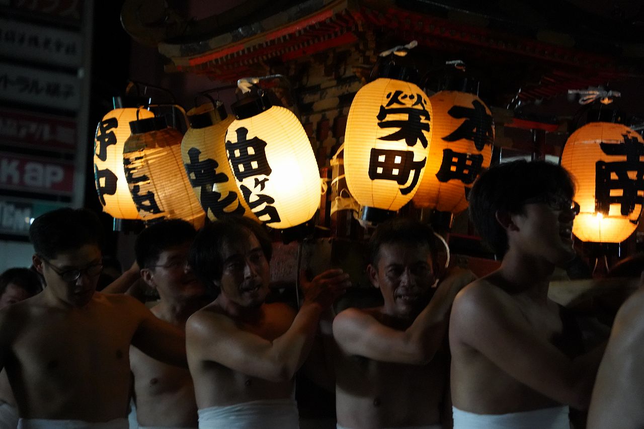 大宮祇園祭で神輿渡御を行う様子